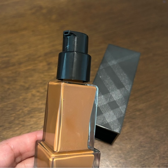 NEW BURBERRY Fresh Glow Foundation Sunscreen Broad Spectrum SPF 12 – Mocha No.64 - Picture 4 of 4